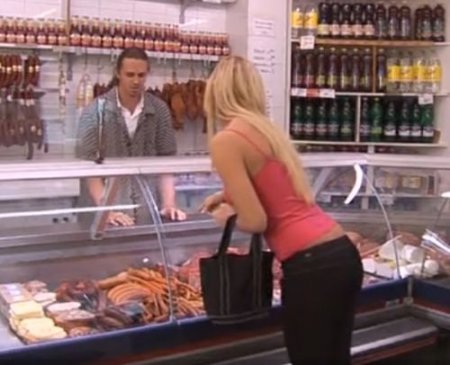 Покупательница пробует сосиску продавца за прилавком и в подсобке