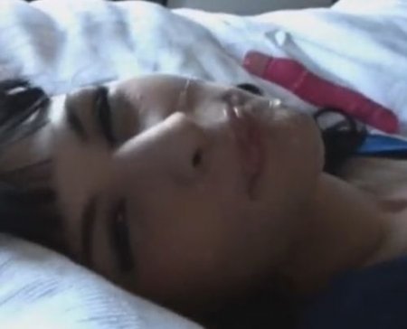 Транс сует вибратор в попу и от дрочки члена кончил себе в рот