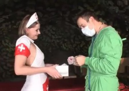 Медсестра в военно-полевом госпитале помогла хирургу расслабиться