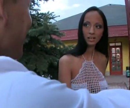 Брюнетка с большими сиськами соблазнила и трахнула риэлтора-азиата