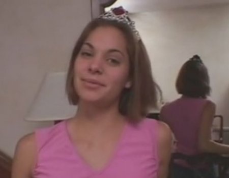 Красивая американская шлюха ебётся в короне принцессы на голове