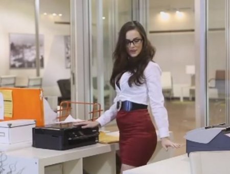 Помощница отксерила жопу в трусах и снимками соблазнила босса