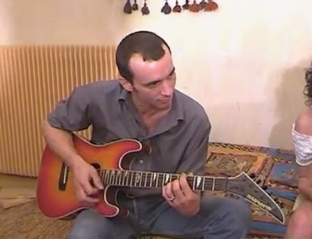 Подруга в теплой компании трахается с двумя друзьями-музыкантами