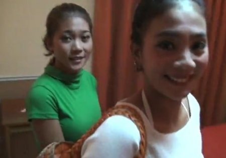 Секс-турист в Тайланде привел в номер и трахнул двух сестер-таек