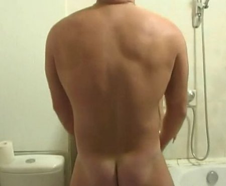 Отчим проучил неряшливую падчерицу за несмытую бумагу в туалете