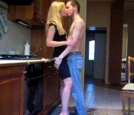 Молодая пара русских перед ужином развлекается сексом на кухне
