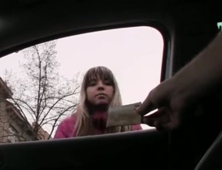 Иностранец подвез русскую девушку за минет в машине и платный секс