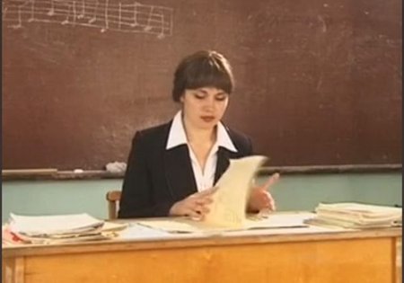 Дерзкая школота пришла ебать в классе молодую учительницу музыки