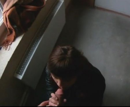 Пикап девушки на улице привёл к минету и быстрому сексу в подъезде Пикап девушки на улице привёл к минету и быстрому сексу в подъезде