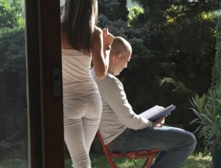 Молодая как дочка любовница нежно сосет папику перед секс сюрпризом