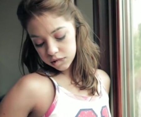 Черлидерша дала себя ебать парню и запачкала рот в камшоте