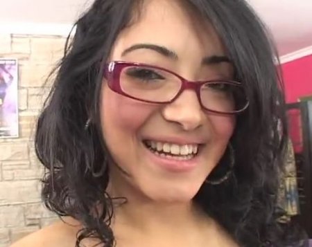 Мокрая и волосатая пизда девушки в очках - это то что надо члену