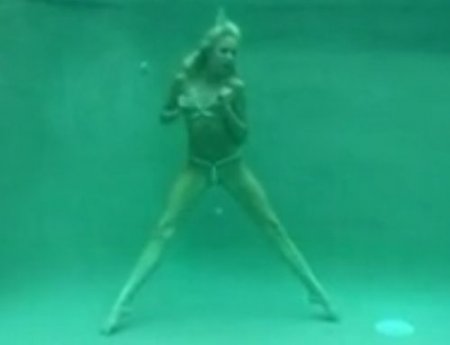 Короткий секс без акваланга под водой молодых любителей фридайвинга