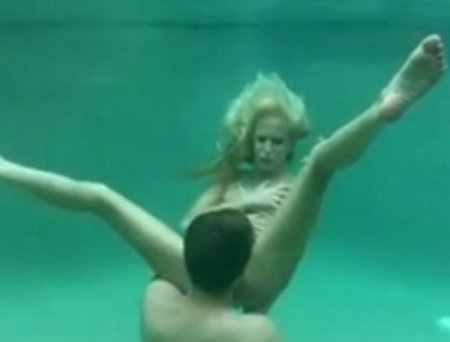 Короткий секс без акваланга под водой молодых любителей фридайвинга