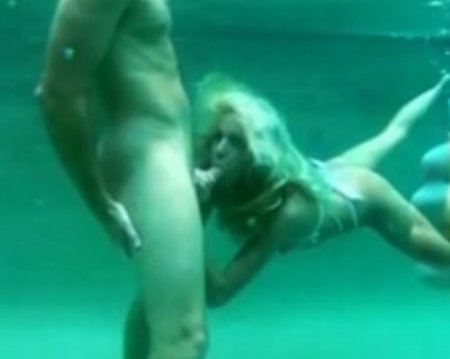 Короткий секс без акваланга под водой молодых любителей фридайвинга