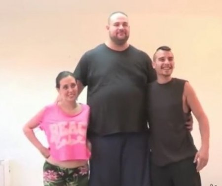 Двухметровый здоровяк пришёл смотреть как при нём ебут его жену