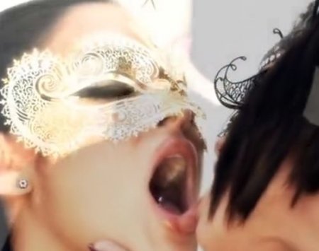 Парочка горячих женщин занимается красивым жмж сексом в масках Парочка горячих женщин занимается красивым жмж сексом в масках