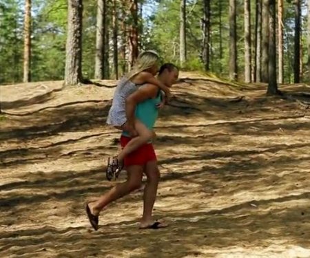 Прогулка с парнем по лесу закончилась красивым сексом на природе Прогулка с парнем по лесу закончилась красивым сексом на природе