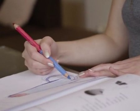 Увидел как девушка рисует член на уроке и сексом наказал ученицу Увидел как девушка рисует член на уроке и сексом наказал ученицу