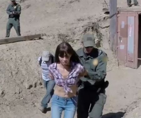 Телка попала в засаду к пограничникам и одним из них была трахнута