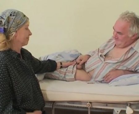 Молодая медсестра помогла старой жене удовлетворить мужа на койке Молодая медсестра помогла старой жене удовлетворить мужа на койке