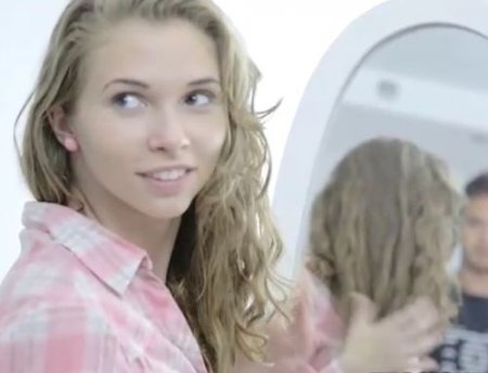 Киска голой девушки в клетчатой рубашке всегда рада члену парня Киска голой девушки в клетчатой рубашке всегда рада члену парня