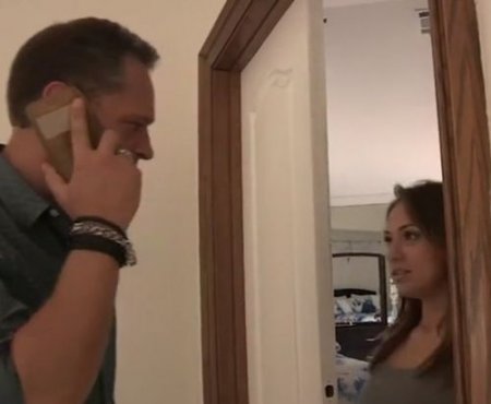 Падчерица вышла из комнаты отчима и попала на его горячий член