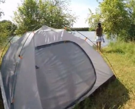 Девушка рыбачка изменила мужу на природе в палатке с пикапером