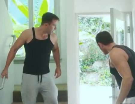 Мужики поймали и наказали вдвоём молодую азиатскую девушку воровку