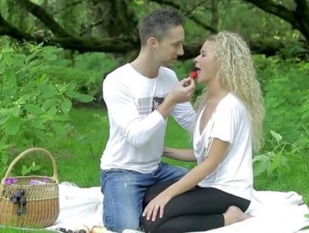 Красивый сексуальный пикник с клубничкой молодых влюблённых