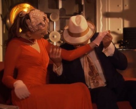 Клиент скоротал время с леди из высшего общества в вестибюле банка