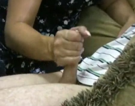 Кто если не мать будет дрочить сыну и помогать ему кончить?