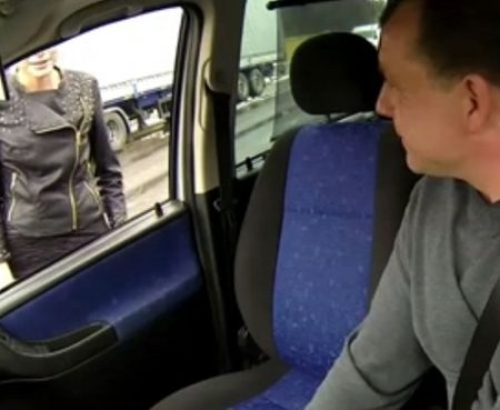 Скрытыми камерами снял любительский трах в машине с дешевой путаной Скрытыми камерами снял любительский трах в машине с дешевой путаной