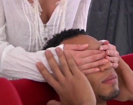 Задвинул член в жопу и отодрал девушку в белых обтягивающих штанах