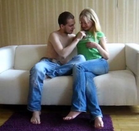 Кайфовый реальный секс русского аматора с подругой 18 лет на диване