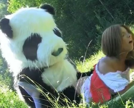 Большая русская панда поймала и выебала в лесу красную шапочку Большая русская панда поймала и выебала в лесу красную шапочку