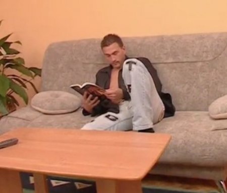 Пока девушка спала парень набросился на неё с сексом в киску и жопу