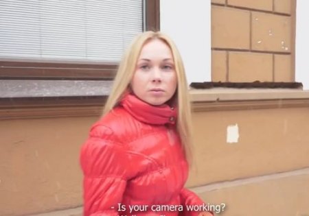 Продюсер помог студентке заработать денег денежной дыркой в пизде