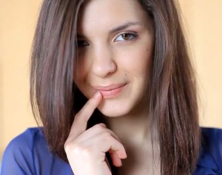 Русская красотка с карими глазами имеет большой фаллос на кухне