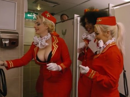 Мужчина в туалете для женщин трахнул черную пизду бортпроводницы