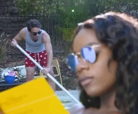 Чистильщик положил глаз на негритянку и забил член в черную киску