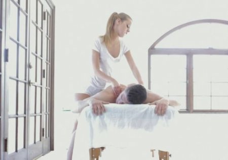 Возбужденный клиент кончил из большого члена в киску массажистки