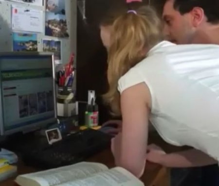 Друг показал студентке французский порносайт, достал член и трахнул