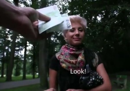 Иностранец деньгами заманил в машину русскую сучку где трахнул