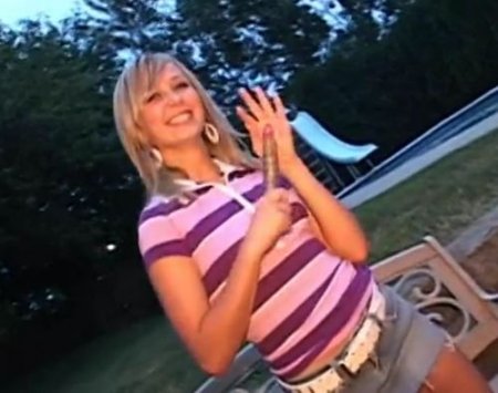 Маленькие шалости молодой полячки с дилдо в парке на лавочке