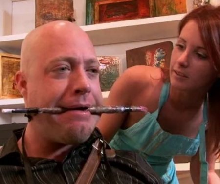 Молодая голая художница в фартуке трахнула фотографа-вуайериста