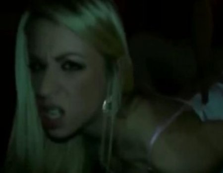 Сосущая члены из дырок блондинка стоя раком отдалась незнакомцу