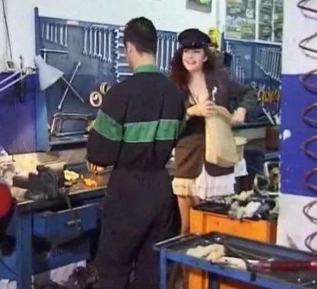 Грудастая женщина-почтальон с развратными наклонностями