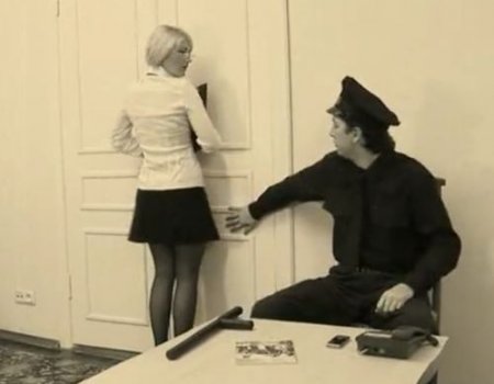 Охранник натянул на член жопу воровки-кассирши в офисе банка Охранник натянул на член жопу воровки-кассирши в офисе банка