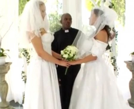 В свадьбу лесбиянок вмешался черный член священника и толпа подружек В свадьбу лесбиянок вмешался черный член священника и толпа подружек